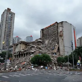 marquise cai sobre duas pessoas na Avenida Faria Lima